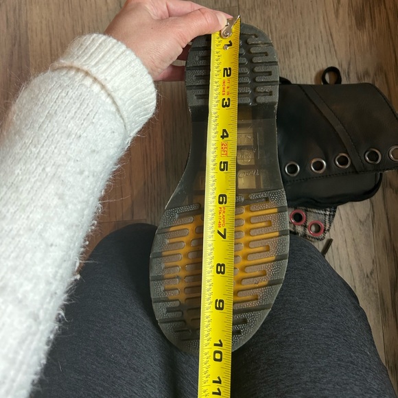 Dr. Marten’s Triumph boot with plaid lining size 6 (37) - Picture 14 of 15